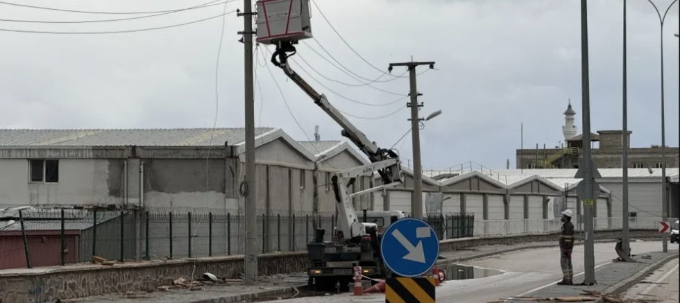 Elektrik direklerinde korkutan hasar
