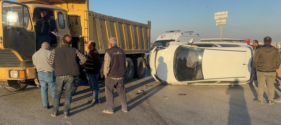 Hafriyat kamyonu yan yattı