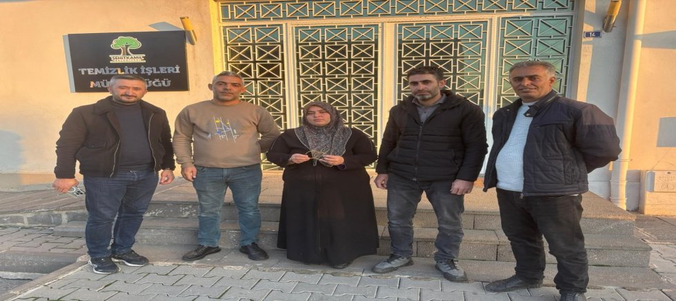 Düşürdüğü altınlar çöplükte bulundu