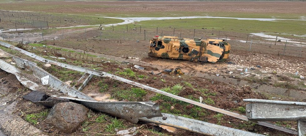 Kontrolden çıkan askeri araç devrildi