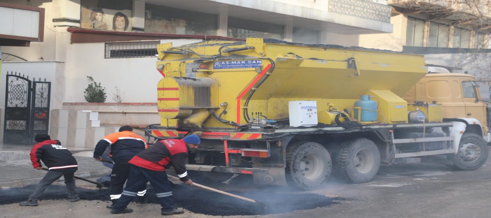 Nizip’te deforme olan yollar onarılıyor