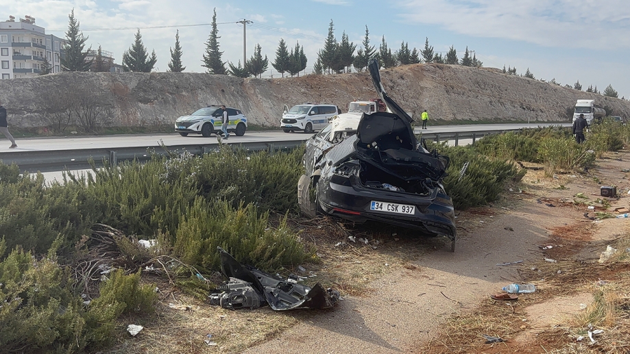 Otomobil Refüje Uçtu, 1 Ölü 4 Yaralı