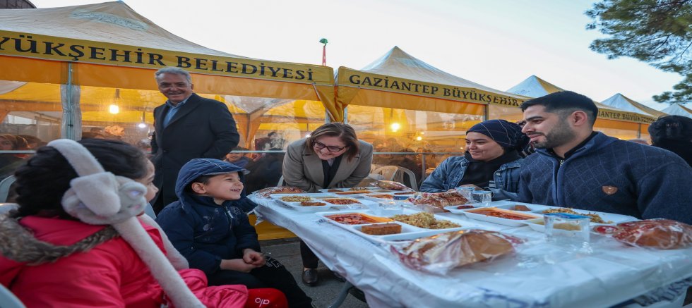 Şahin Ramazan Sokağı’nda hemşerileriyle iftar yaptı