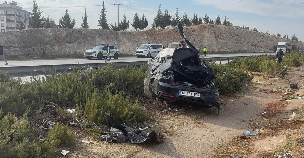 Otomobil Refüje Uçtu, 1 Ölü 4 Yaralı