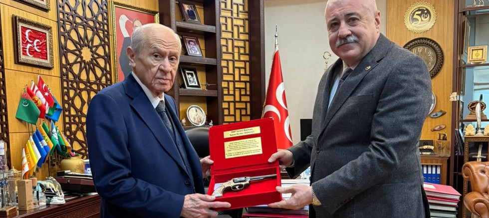 Sermet Atay’dan Bahçeli’ye anlamlı hediye