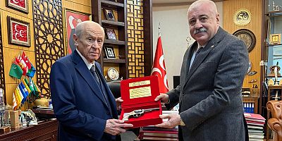 Sermet Atay’dan Bahçeli’ye anlamlı hediye