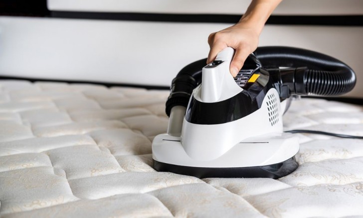 Ütüyle yatak temizliği: Sarı lekeler yok oluyor